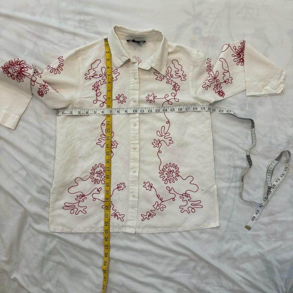 White‎ Button Down Blouse with Red Abstract Floral Embroidery Vintage 90s/Y2K - Picture 5 of 8